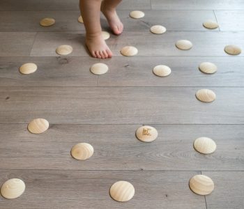 barefoot/bosé nôžky a jeden z možných ortopedických prístupov - precvičovanie a posilovanie chodidiel chôdzou po barefoot stimulačných piškótkach DOTS barefoot/bosé nohy a chôdza po barefoot stimulačných piškótkach DOTS