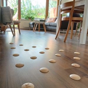 DOTS active - štýlová barefoot podlaha v obývačke pre zdravé chodidlá