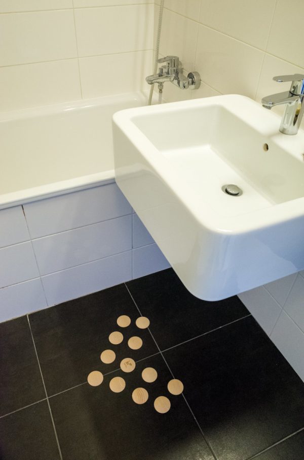 DOTS static - stylish barefoot floor in the bathroom for healthy feet