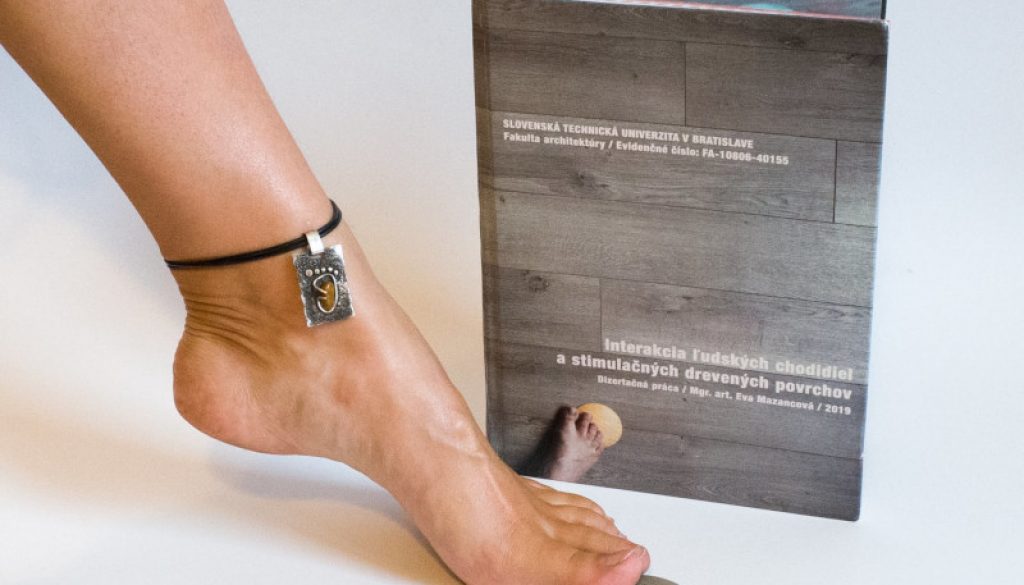 bosá noha s dizertačnou prácou o barefoote v domácnosti a barefoot stimulačná piškótka DOTS