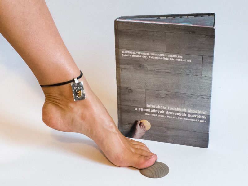 bosá noha s dizertačnou prácou o barefoote v domácnosti a barefoot stimulačná piškótka DOTS