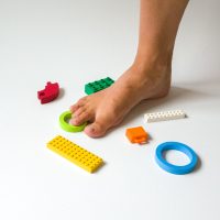 barefoot/bosá noha stúpajúca po hračkách