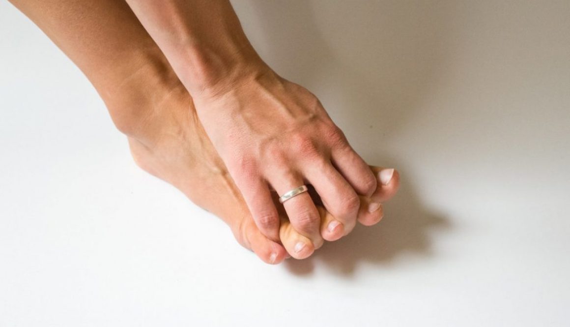 barefoot/bosá noha a jeden z možných ortopedických prístupov rozťahovania prstov na nohe pomocou ruky