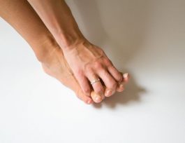 bosá noha - barefoot a možnosť rozťahovania prstov na nohe pomocou ruky