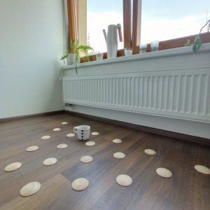 štýlové barefoot piškótky DOTS nalepené na podlahe v spálni pre senzorickú stimuláciu bosých chodidiel doma